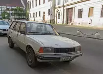 Peugeot 305, gesehem am 29.04.2012.