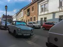 Trabant 601 zeigt hoher Kontrast neben neuer Peugeot und VW Tiguan -Budapest Burgviertel am 29.04.2012.