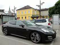 PORSCHE Panamera 4S wartet am Parkplatz, w�hrend sich der Fahrer kulinarisch im Kaiserhof zu Ried verw�hnen l�sst; 120513