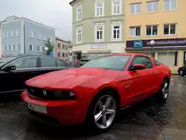 MUSTANG 5.0 mit M�nchener Kennzeichen h�lt bei Regenwetter einen Zwischenstopp am Stelzhamerplatz in Ried; 120512