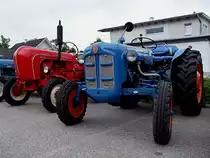 FORDSON-DEXTA; bringt mit seinen 3Zylinder eine Leistung von 32PS, und wurde im Jahr 1963 erbaut, und possiert neben einem Porsche bzw. 
HOFHERR-SCHRANTZ A140N-40PS Bj.1960; 110501