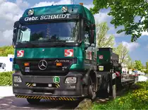 8.5.12 / auf Leerfahrt ist der Mercedes Actros vom Typ 3355 als Tieflader f�r schweres Ger�t im Sauerland in Richtung Frankfurt unterwegs - angetrieben von einem V 8 Motor mit satten 550 PS ...