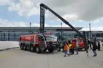 Am Tag der offenen T�r am Berliner Flughafen  BER  gesehen. Demn�chst im Einsatz ein neues L�schfahrzeug. Es handelt sich um den monstr�sen  Panther 7 . 
Insgesamt  43 Tonnen bringt das Fahrzeug auf die Waage. Er ist zw�lf Meter lang, hat einen 20-Meter-L�scharm, Allradantrieb, einen 1.000-PS-Motor und f�hrt maximal 135 km/h. Mithilfe einer kleinen Kanone k�nnen von au�en sogar Feuer im Innenraum von Flugzeugen gel�scht werden. 
Der Tank beherbergt 12.000 Liter L�schwasser und 3.000 Liter Schaum. Dieses L�schfahrzeugs kostet rund 900.000 Euro. Aufgenommen am 12.05.2012.
