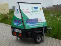 PKW Anh�nger mit Werbetarfeln Jarocki Containerservice 
in Marl abgestellt 06.05.2012