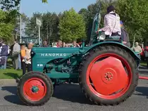 Hanomag R35, schleppt Bild 67565.
Treckertreff Grefrath, 25.9.11 