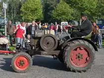 Kramer K18, wird von Bild 67564 geschleppt. 
Treckertreff Grefrath, 25.9.11 