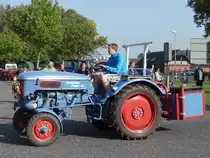 Hanomag Perfekt 300, Bauzeit 1964-1967, 25 PS, 1797 ccm, 2 Zylinder Diesel, 19,3 km/h. 
Treckertreff Grefrath, 25.9.11 