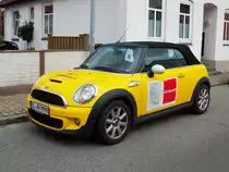 New Mini S Cabrio gelb / schwarz mit Werbung GUT GELAUNT Mecklenburgische in Kappeln 06.09.2011