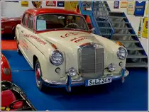 Mercedes-Benz 220 S  Ponton  ausgestellet im Automuseum Nordsee in der N�he von Norden - Norddeich.  11.05.2012