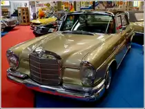 Mercedes-Benz 300 SE/Lang, Bj 1965, 2998 ccm, 6 Zyl, 170 Ps, in der Ausf�hrung 300SE/Lang wurden 1156 Exemplare gefertigt, von der gezeigten Version mit Trenwand nur 6 Exemplare. Dieses Fahrzeug geh�rte der Deutschen Botschaft in Paris, ausgestellt im Automuseum Nordsee in der N�he von Norden - Norddeich 11.05.2012. 