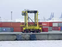 KALMAR; Portalhubwagen ESC350 (Hubkapazit�t 50t); eilt mit einem 40' Container im Hafen von Antwerpen zu dessen Bestimmungsplatz; 110830
