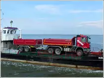 M-B Actros 3341 mit H�nger wird auf einer F�hre an Land gebracht, fotografiert in der N�he von Neuharlingersiel. 09.05.2012