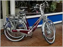 Zwei neue Elektrofahrr�der gesehen in den Strassen von Windschoten (NL) am 10.05.2012.