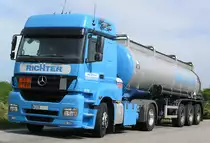 14.5.12 / Mercedes - AXOR ohne Typenbezeichnung in der Ausf�hrung als Tanklaster mit Salzs�ure f�r Sped. Richter unterwegs - gesehen beim Zwischenstopp im Sauerland...