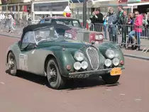 Jaguar 1955 XK 140 roadster am 12.05.2012 in Noordwik aan Zee dem Zielort der diesj�hrigen Tulpenrally.