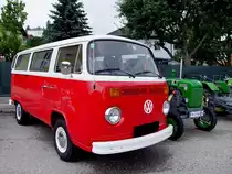 VW-T2 hat sich bei einer Oldtimerveranstaltung eingefunden; 110626