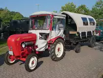 Diesen wundersch�nen Planwagen zieht ein Porsche Diesel Junior, 14 PS, 822 ccm, 1 Zylinder, 20 km/h. Treckertreff Grefrath, 25.9.11 