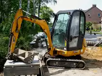 Raupenbagger JCB 8018 an einer Baustelle in Herten 17.05.2012