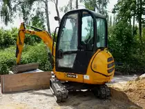 JCB 8018 Heckansicht vom kleinen Raupenbagger an einer Baustelle 
in Herten 17.05.2012

