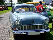 OPEL-Rekord auf Parkplatzsuche bei der Oldtimerveranstaltung in M�nsteuer; 110814