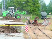  Reinemachen  nach vielen Holztransportverladungen mittels Liebherr-524; Bhf. Ried i.I.; 080526