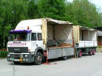 IVECO-Hngerzug steht zum Abtransport von angefallener Holzrinde bereit; 080526
