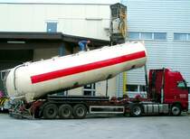 VOLVO 440 einer Hollndischen Spedition wird in Krze mit Milchpulver beladen; 080523