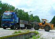 VOLVO FH16 wird mittels Radlader L90D mit ausgemusterten Betonoberleitungsmasten beladen, Bhf. RIED i.I.; 080523