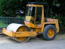 BOMAG-Walze steht an einer Straenbaustelle; 080523