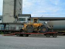Radlader VOLVO  L90D  wird nach getaner Entladearbeit auf einen Tiefladeanhnger verladen; 080523