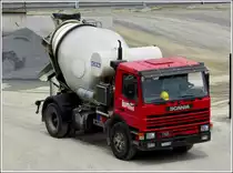 Scania 112 H mit Betonmischeraufbau, beim verlassen der F�llstelle am 23.05.2012 aufgenommen aus einem fahrenden Zug.