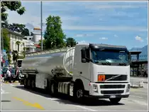 Tanksattelzug mit Volvo FH Zugmachine gesehen am 23.05.2012.