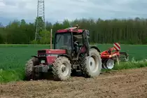 Case 1056XL, Allradschlepper mit Scheibenegge und Kr�melwalze, Mai 2012