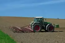 Fendt Favorit 924, mit Federzinkenegge und Kr�melwalze bei der Arbeit, Mai 2012