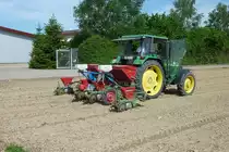 John Deere 3310, mit Drillmaschine, Mai 2012