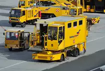 Diverse verschiedene Vorfeldfahrzeuge am Flughafen Salzburg - 26.04.2012