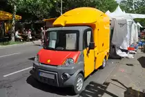 ein fahrender Verkaufsstand, gesehen auf dem Karneval der Kulturen (Berlin/Deutschland, 26.05.2012)