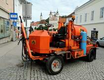 Selbstfahrende Bitumenspritzmaschine Type S30-1200 mit
2-Achs Fahrgestell, Druckluftbremse fr Anhngerbetrieb
bis 80km/h;  30 PS Dieselmotor, inkl. Startanlage hydraulischer Fahrantrieb
bis 10km/h; hydraulischer Lenkung; Tempomat zur Einstellung
der Arbeitsgeschwindigkeit wartet in Steyr auf den Einsatz; 120606
