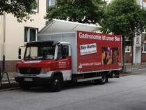 Bier Harlos am 04.06.12 in Bremerhaven, es ist ein MB 208 D mit Getrnkeaufbau