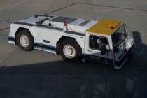 Flugzeug-Schlepper von Schopf auf dem Flughafen Haikou, Hainan (5.8.10)