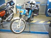 Zndapp ZD40 Mokick. Die ZD40 war ein vom Mofa ZD25 abgeleitetes Mokick fr 2 Personen. Der 1-Zylinderzweitaktmotor leistet aus 50 cm Hubraum 2,9 PS. Das Mischungsverhltnis betrgt 1:50. Oldtimertreffen beim TV Wuppertal am 10.06.2012.