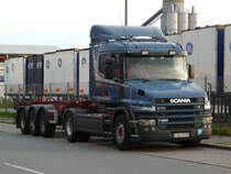 Scania Hauber T420 mit unbeladenem Container-Auflieger abgestellt im Nrnberger Hafengebiet, gesehen am Abend des 10.06.2012.