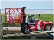 Kalmar Gabelstapler beldt am Fhranleger Harlesiel eine Transportfhre mit Gtern.  07.05.2012