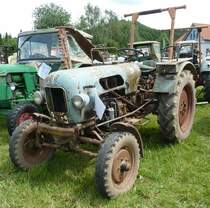 nach schwerem Arbeitsleben: Eicher steht bei der Oldtimerausstellung in Ebersburg, Juni 2012