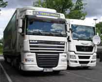 Juni 2012 / auf eine lngere Fahrtunterbrechung hat sich der Fahrer des MAN TGX 480 wohl eingerichtet, der seine Fernsehschssel bereits aufgerstet hat - an seiner Seite ein DAF XF 105.460 ....beide in Osteuropa beheimatet.