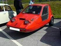 Bond Bug. Dieses Dreiradfahrzeug wurde beim Dreiradspezialisten Reliant in Preston/GB produziert. Die Motorisierung stammt vom Reliant Regal und hat einen 4-Zylinderreihenmotor mit 700 cm. Die Motorleistung liegt bei 29 PS und verhilft diesem Fahrzeug zu einer Hchstgeschwindigkeit von ca. 120 km/h. Oldtimertreffen beim TV Wuppertal am 10.06.2012.