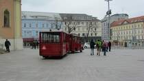Straenzug von hinten in Bratislava/Pressburg am 7.4.2012. In Krze wird er wieder eine Rundfahrt starten, dabei wird sich die Anzahl der Fahrgste aber in Grenzen halten!