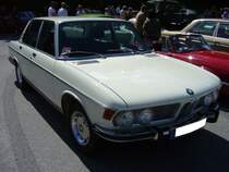 BMW E3 2800. 1968 - 1977. Die E3 Baureihe war als Konkurrenz zum Mercedes-Benz /8 gedacht. Es gab zur Markteinfhrung die Modelle 2500 und 2800. Hier wurde ein E3 2800 abgelichtet. Der 6-Zylinderreihenmotor leistet 170 PS aus 2.788 cm Hubraum. Bei Markteinfhrung kostete ein solcher 2800 DM 17.250,00. Oldtimertreffen beim TV Wuppertal am 10.06.2012.