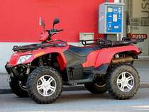 Arctic Cat 650 in feuerroter Ausfhrung wre wohl auch lieber im Gelnde, als in einer Kurzparkzone unterwegs; 120626