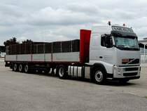 VOLVO FH 480 hat auf seinem Auflieger Betonmatten geladen; 120522